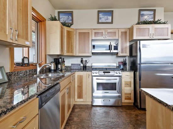 Sun Peaks 3 Bedroom Accommodation - Sundance Estates - #1012