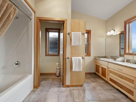 Sun Peaks 3 Bedroom Accommodation - Sundance Estates - #1012