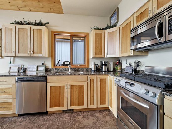 Sun Peaks 3 Bedroom Accommodation - Sundance Estates - #1012