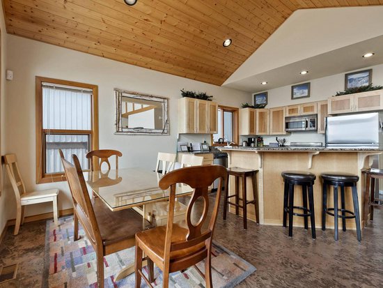 Sun Peaks 3 Bedroom Accommodation - Sundance Estates - #1012