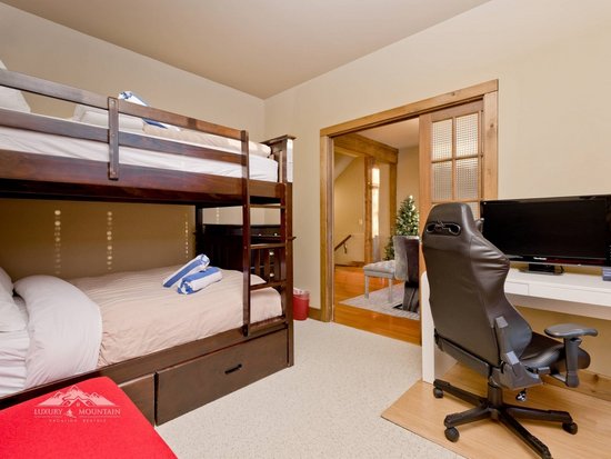 Big White 3 Bedroom Accommodation - Southpoint - #1107 Big White 3 Bedroom Accommodation - Southpoint - #1107