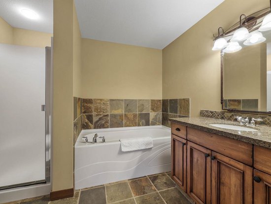 Sun Peaks 2 Bedroom Accommodation - Stone's Throw - #1181 Sun Peaks 2 Bedroom Accommodation - Stone's Throw - #1181