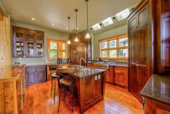 Kicking Horse 4 Bedroom Accommodation - Purcell Woods - #1296