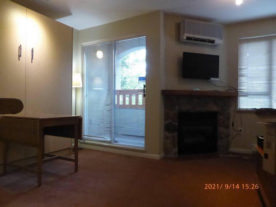 Whistler Studio Accommodation - Whistler Town Plaza - Deer Lodge - #1386