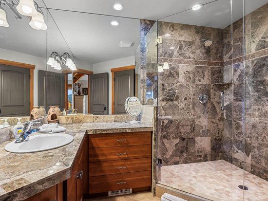 Sun Peaks 4 Bedroom Accommodation - Sundance Estates - #1469 Sun Peaks 4 Bedroom Accommodation - Sundance Estates - #1469