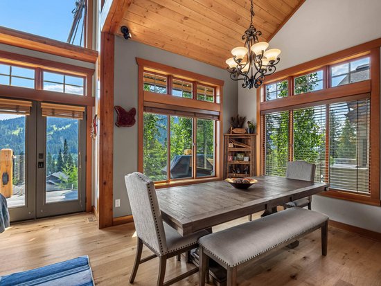 Sun Peaks 4 Bedroom Accommodation - Sundance Estates - #1469 Sun Peaks 4 Bedroom Accommodation - Sundance Estates - #1469
