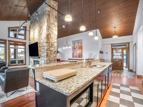 Big White 3 Bedroom Accommodation - Southpoint - #1711