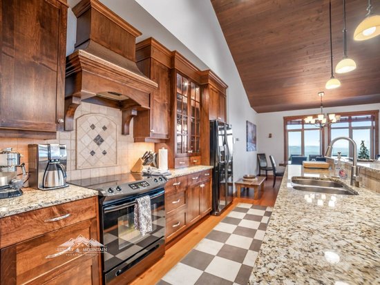 Big White 3 Bedroom Accommodation - Southpoint - #1711