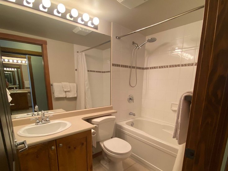 Sun Peaks 2 Bedroom Accommodation - Fireside Lodge - #1750 Sun Peaks 2 Bedroom Accommodation - Fireside Lodge - #1750