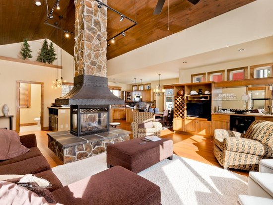 Big White 3 Bedroom Accommodation - Southpoint - #1853