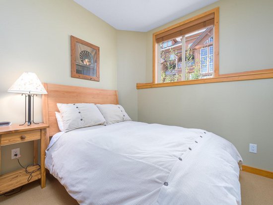 Big White 3 Bedroom Accommodation - Bear's Paw - #2111 Big White 3 Bedroom Accommodation - Bear's Paw - #2111