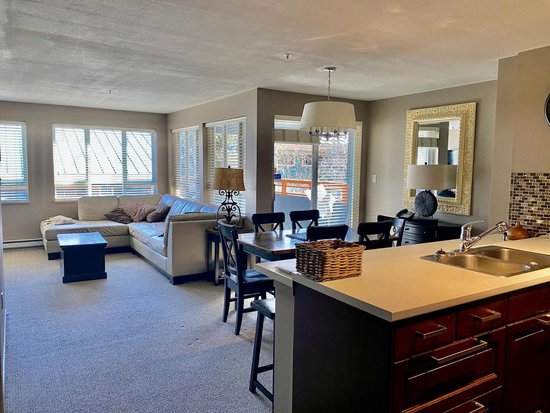 2 Bedroom Whistler Vacation Rental - Whistler Town Plaza - Eagle Lodge