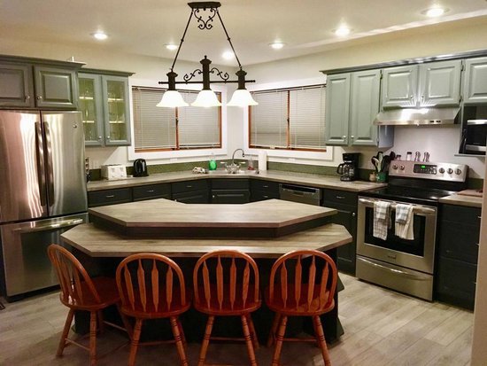 Silver Star 4 Bedroom Accommodation - Alpine Meadows - #3388 Silver Star 4 Bedroom Accommodation - Alpine Meadows - #3388