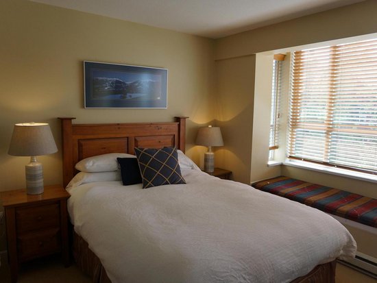Whistler 2 Bedroom Accommodation - Whistler Town Plaza - Eagle Lodge - #3575