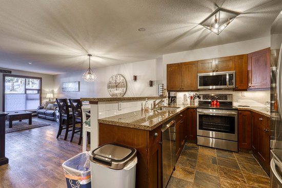Sun Peaks 2 Bedroom Accommodation - Stone's Throw - #3600 Sun Peaks 2 Bedroom Accommodation - Stone's Throw - #3600