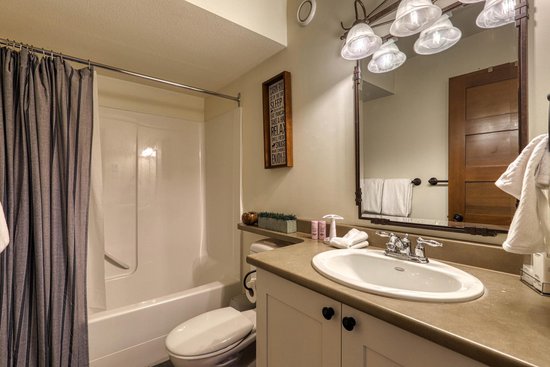 Sun Peaks 2 Bedroom Accommodation - Stone's Throw - #3600 Sun Peaks 2 Bedroom Accommodation - Stone's Throw - #3600