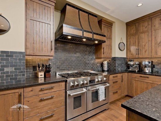 Big White 6 Bedroom Accommodation - White Caviar - #3808 Big White 6 Bedroom Accommodation - White Caviar - #3808