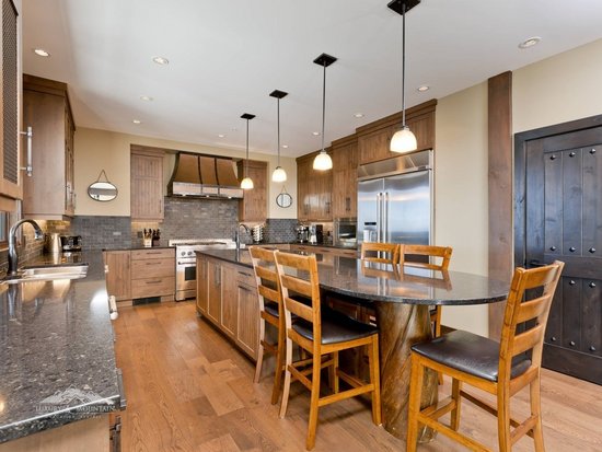 Big White 6 Bedroom Accommodation - White Caviar - #3808 Big White 6 Bedroom Accommodation - White Caviar - #3808