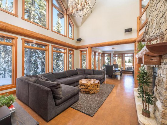 4 Bedroom Big White Vacation Rental - Magnificent Moonshine