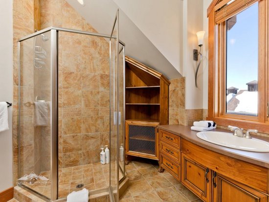 Big White 4 Bedroom Accommodation - Magnificent Moonshine - #3925