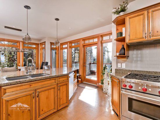 Big White 4 Bedroom Accommodation - Magnificent Moonshine - #3925