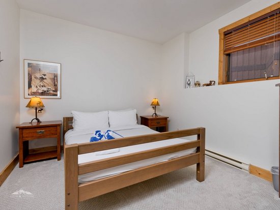 Big White 4 Bedroom Accommodation - Snow Pine Estates - #3932