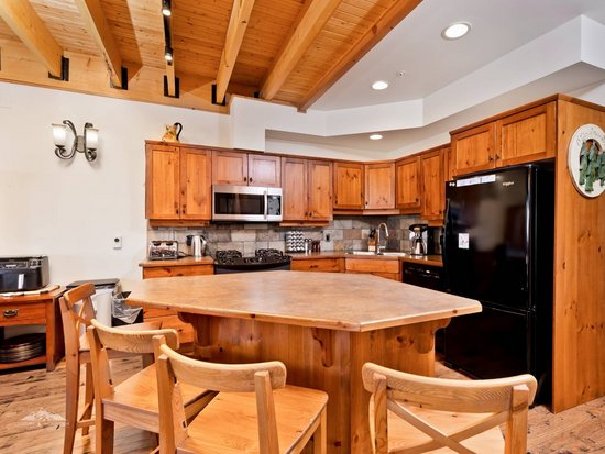 Big White 4 Bedroom Accommodation - Snow Pine Estates - #3932