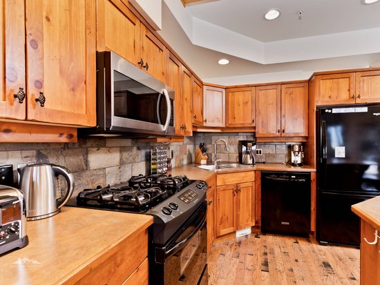 Big White 4 Bedroom Accommodation - Snow Pine Estates - #3932