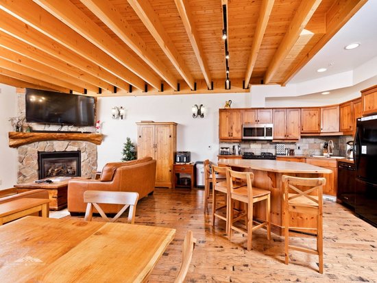 Big White 4 Bedroom Accommodation - Snow Pine Estates - #3932