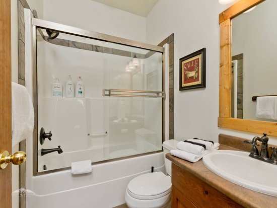 Big White 4 Bedroom Accommodation - Snow Pine Estates - #3932