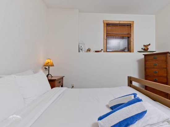 Big White 4 Bedroom Accommodation - Snow Pine Estates - #3932