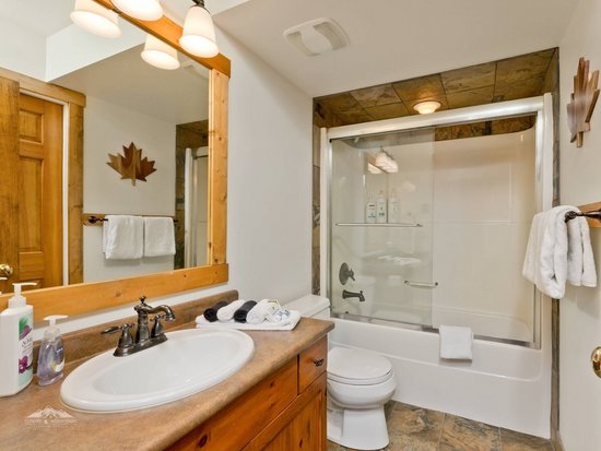 Big White 4 Bedroom Accommodation - Snow Pine Estates - #3932