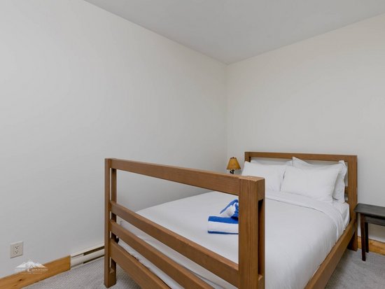 Big White 4 Bedroom Accommodation - Snow Pine Estates - #3932