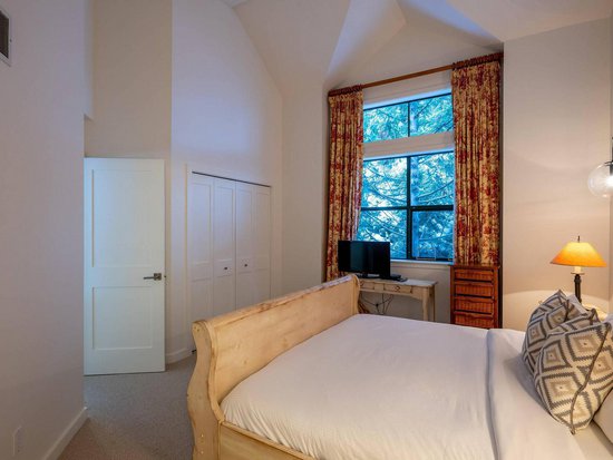 Whistler 4 Bedroom Accommodation - Northern Lights - #3942 Whistler 4 Bedroom Accommodation - Northern Lights - #3942