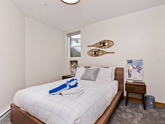 Big White 5 Bedroom Accommodation - Raven's Wing - #3948 Big White 5 Bedroom Accommodation - Raven's Wing - #3948