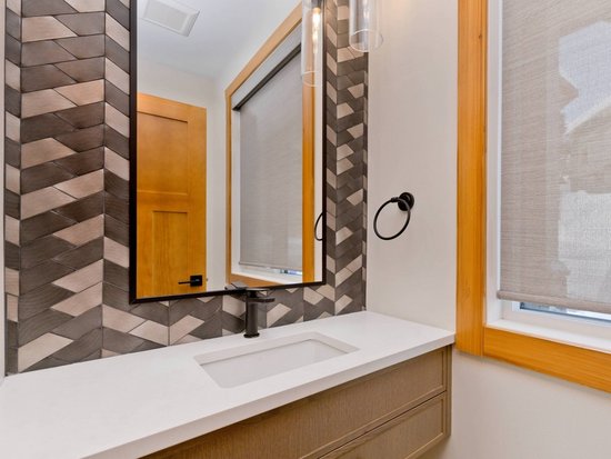 Big White 5 Bedroom Accommodation - Raven's Wing - #3948 Big White 5 Bedroom Accommodation - Raven's Wing - #3948