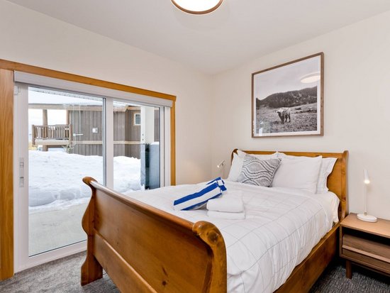 Big White 5 Bedroom Accommodation - Raven's Wing - #3948 Big White 5 Bedroom Accommodation - Raven's Wing - #3948