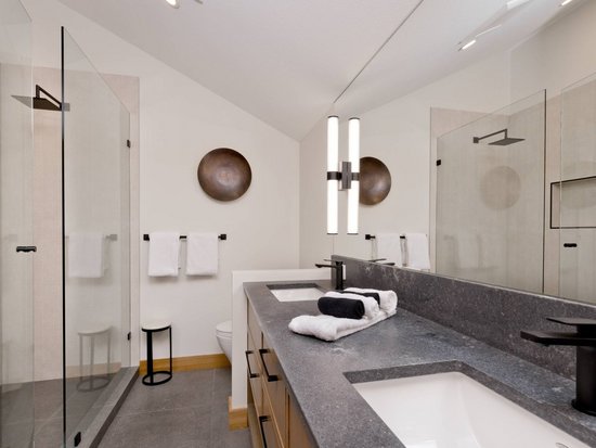 Big White 5 Bedroom Accommodation - Raven's Wing - #3948 Big White 5 Bedroom Accommodation - Raven's Wing - #3948