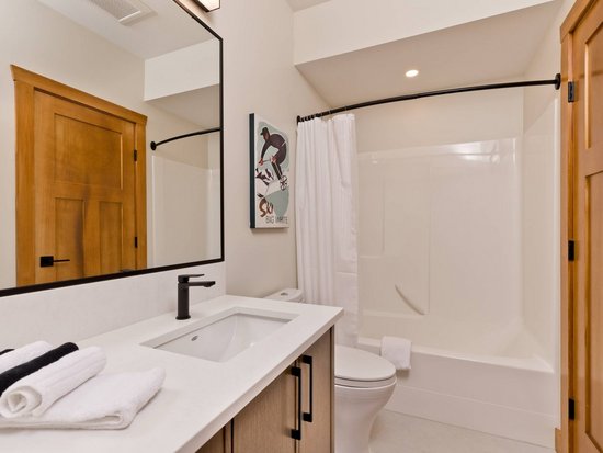 Big White 5 Bedroom Accommodation - Raven's Wing - #3948 Big White 5 Bedroom Accommodation - Raven's Wing - #3948