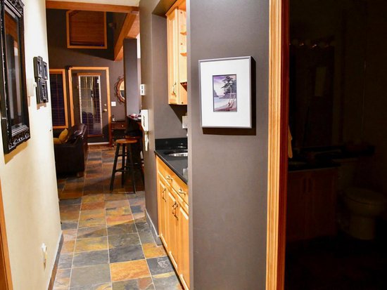 Big White 5 Bedroom Accommodation - Snow Pine Estates - #3984