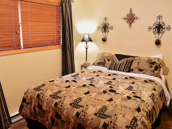 Big White 5 Bedroom Accommodation - Snow Pine Estates - #3984