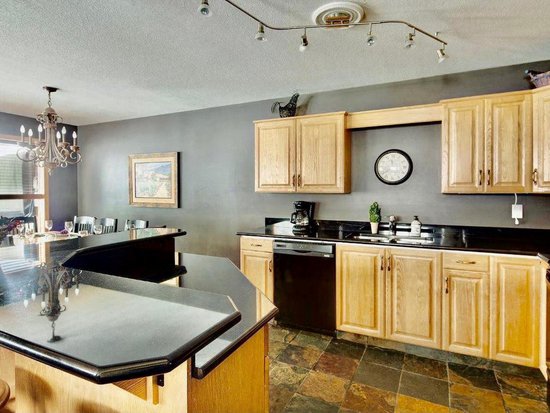 Big White 5 Bedroom Accommodation - Snow Pine Estates - #3984