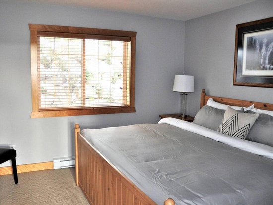 Big White 4 Bedroom Accommodation - Snow Pine Estates - #4405