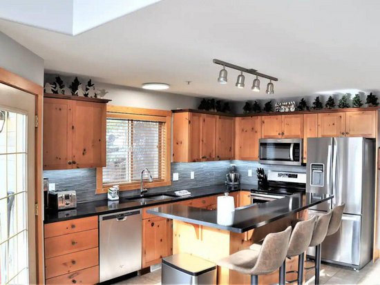 Big White 4 Bedroom Accommodation - Snow Pine Estates - #4405