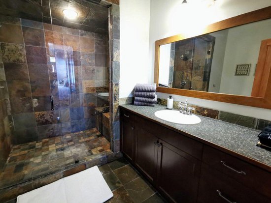 Big White 3 Bedroom Accommodation - Snowbird Lodge - #4410 Big White 3 Bedroom Accommodation - Snowbird Lodge - #4410