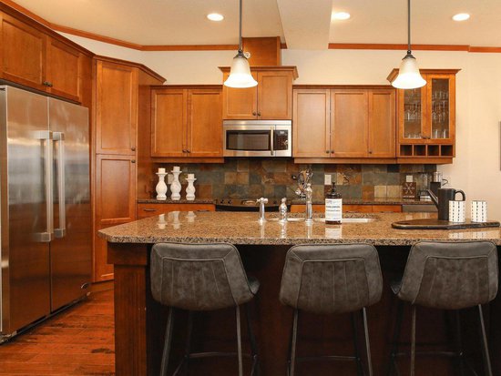 Big White 3 Bedroom Accommodation - Snowbird Lodge - #4410 Big White 3 Bedroom Accommodation - Snowbird Lodge - #4410