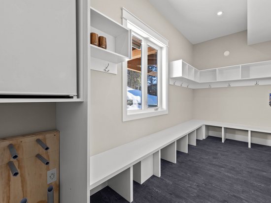 Sun Peaks 4 Bedroom Accommodation - Chalet/House - #4413 Sun Peaks 4 Bedroom Accommodation - Chalet/House - #4413