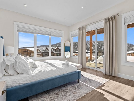 Sun Peaks 4 Bedroom Accommodation - Chalet/House - #4413 Sun Peaks 4 Bedroom Accommodation - Chalet/House - #4413