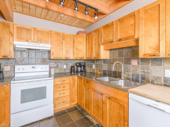 Big White 2 Bedroom Accommodation - Snow Pine Estates - #4468