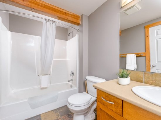 Big White 2 Bedroom Accommodation - Snow Pine Estates - #4468